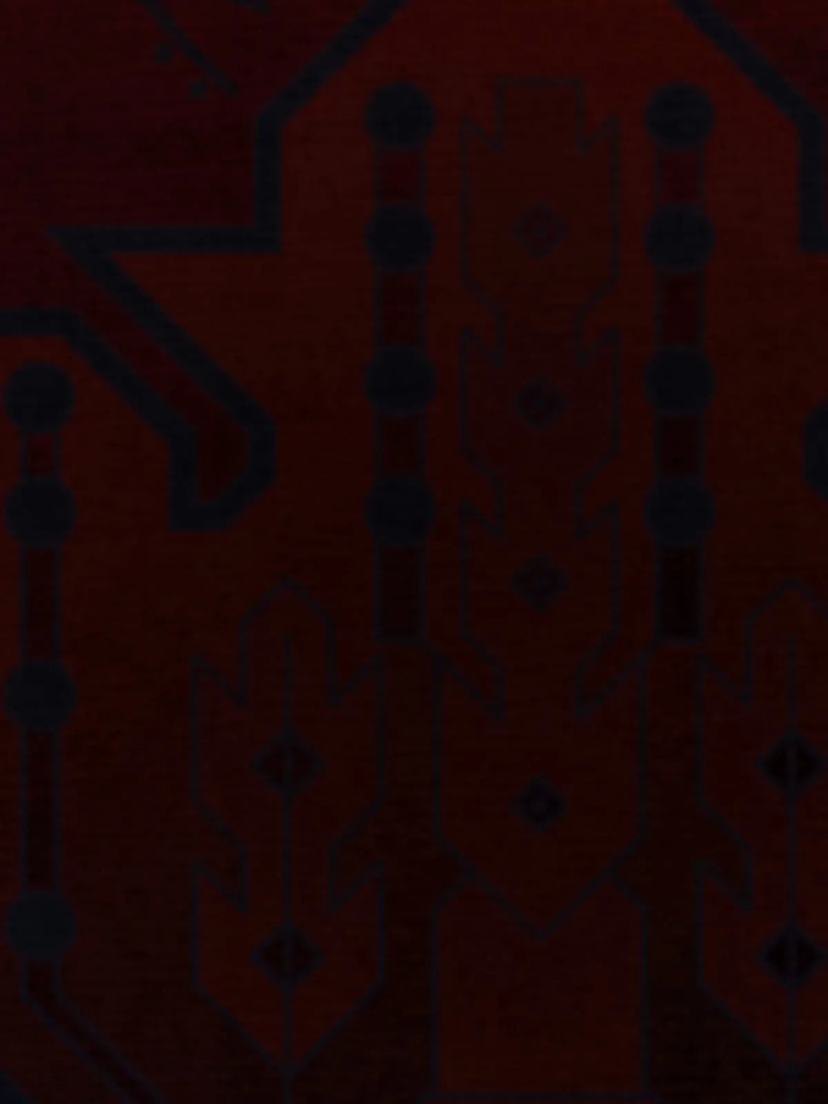Detail eines tiefroten Schirwan-Teppichs mit dunkelblauem geometrischem Muster.